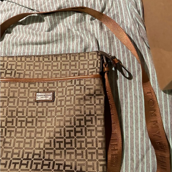 Tommy Hilfiger Crossbody with Matching Wallet - Picture 3 of 11